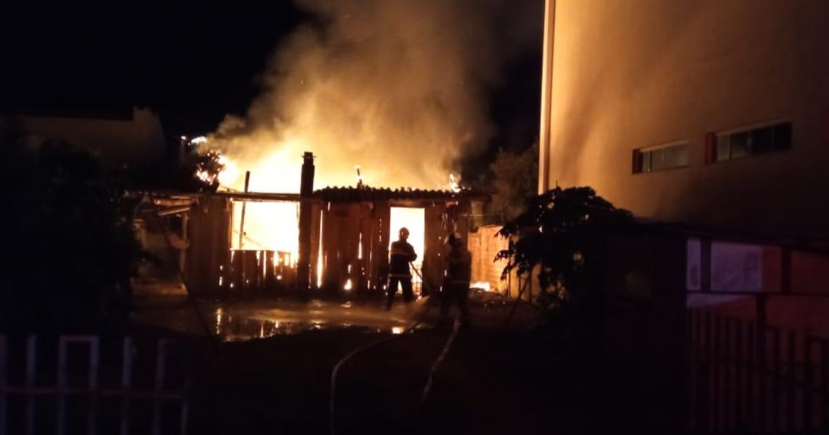 Vela teria provocado incêndio que destruiu casa de madeira em Prudentópolis