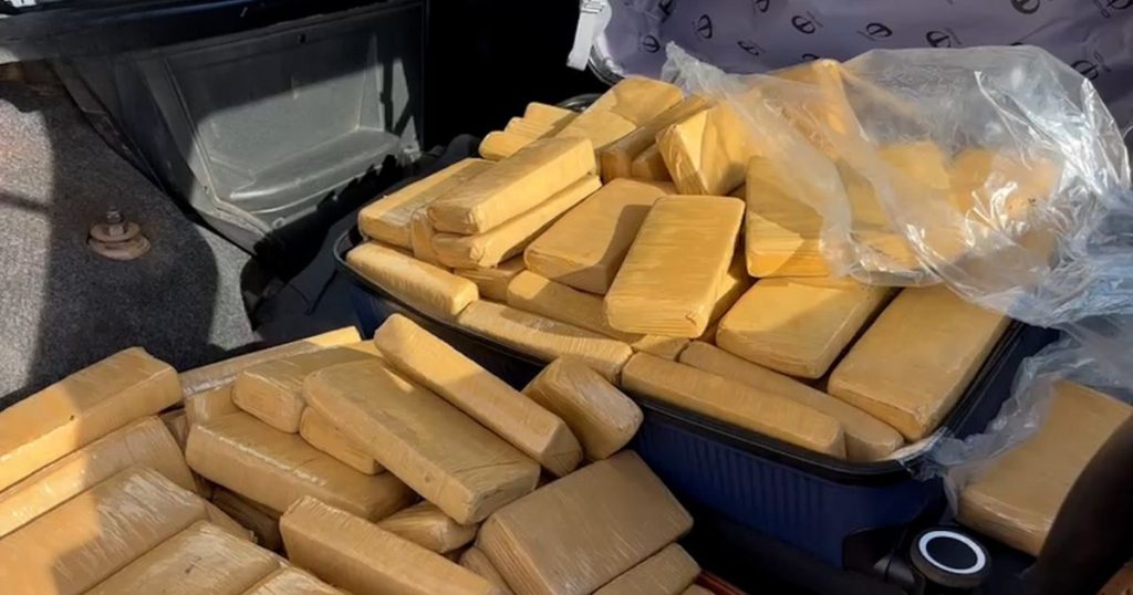 PRF encontra carro abandonado com malas recheadas de maconha na BR-277