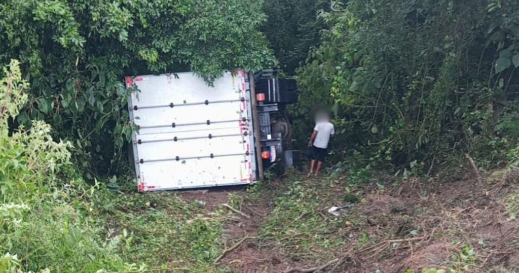 Colisão mobiliza Bombeiros na BR-476; caminhão baú estaria envolvido