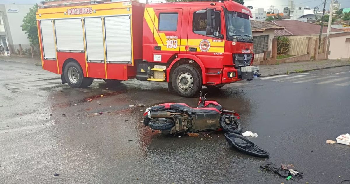 Grave acidente entre carro e motocicleta mobiliza equipes no Centro de Canoinhas