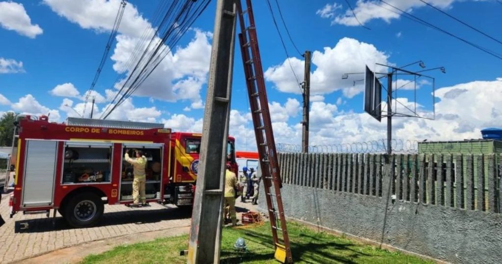 Trabalhador que fazia reparos leva choque de alta tensão e fica pendurado em poste, em Curitiba