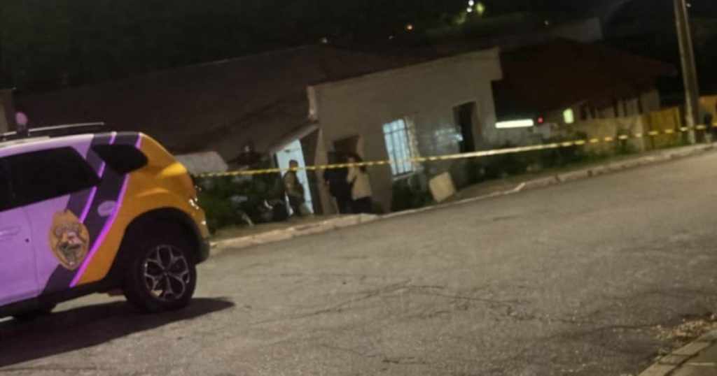 Jovem é preso após matar mãe e irmão de 10 anos a golpes de faca no Paraná