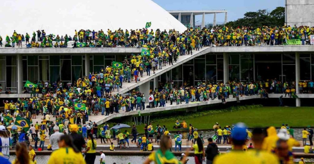 8 de janeiro: Cidades do Paraná recebem atos pró-democracia