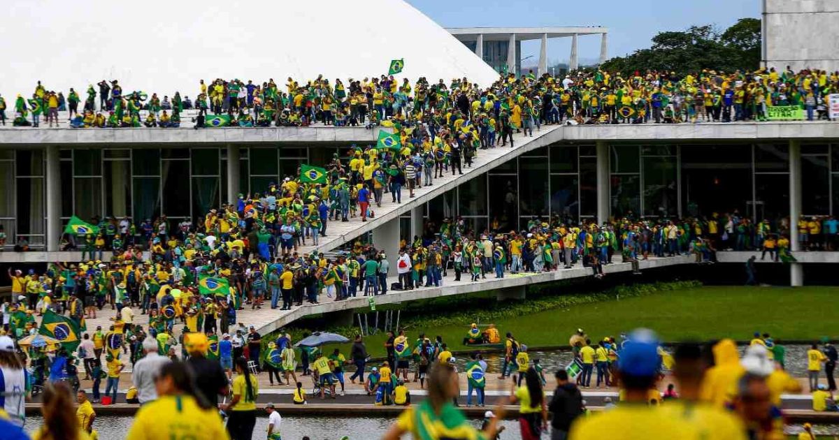 8 de janeiro: Cidades do Paraná recebem atos pró-democracia