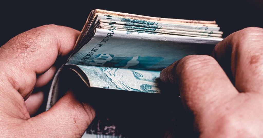 Salário mínimo de R$ 1.621 começa a ser pago nesta segunda (2)